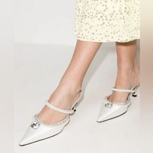 Very comfortable low-heeled shoe in white, slightly padded insole
